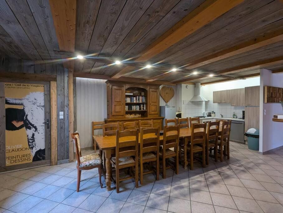 Kitchen or kitchenette, Dining area