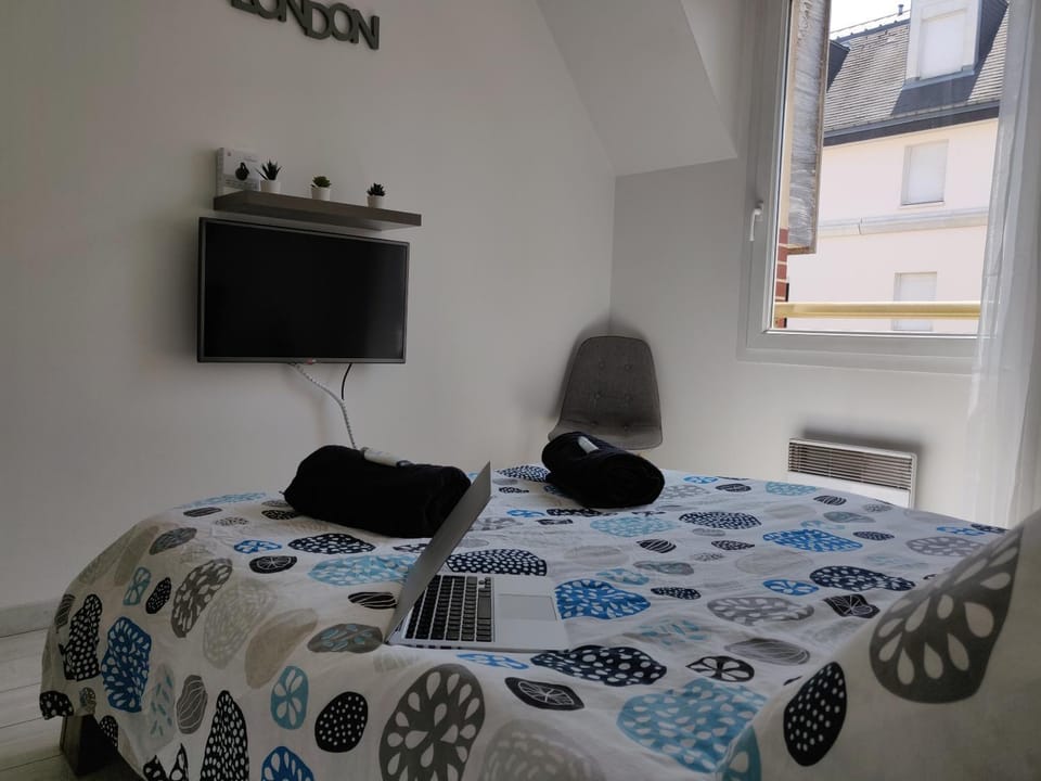 Bed, TV and multimedia, Photo of the whole room, Bedroom