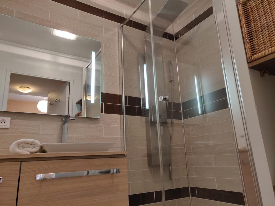 Shower, Bathroom, towels