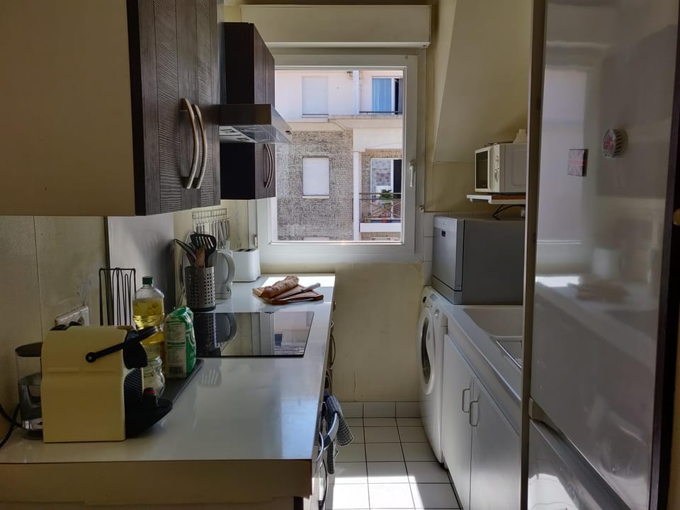Coffee/tea facilities, Kitchen or kitchenette, dishwasher, microwave, oven, stove, washing machine