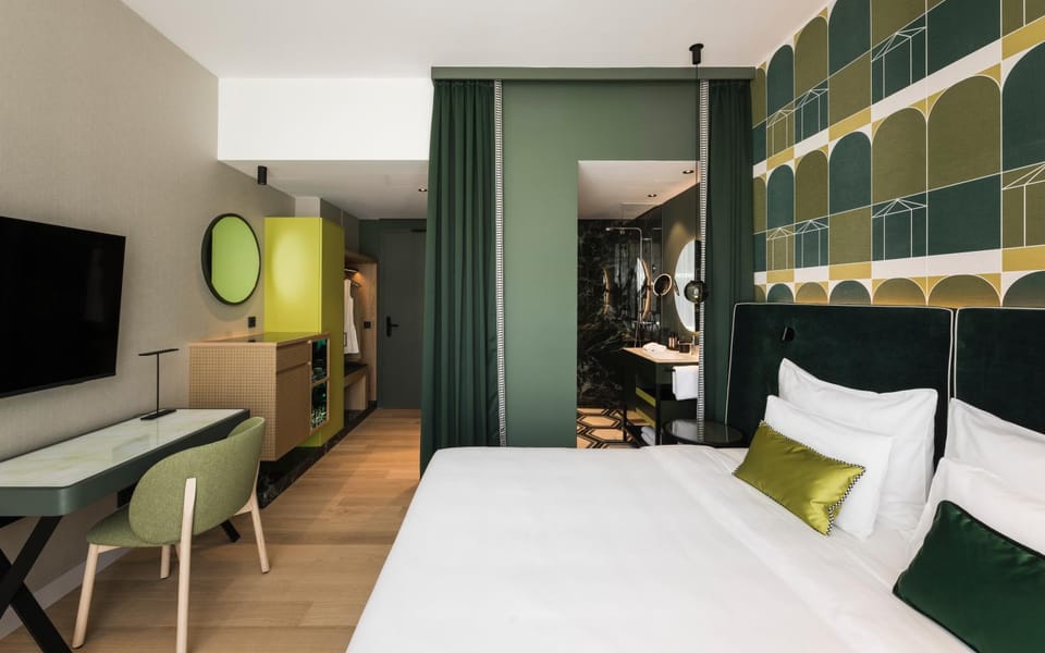 Shower, Bed, Bathroom, TV and multimedia, Photo of the whole room, Decorative detail, Seating area, Bedroom, wardrobe