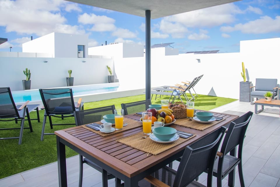Day, View (from property/room), Food and drinks, Garden view, Pool view, Swimming pool, sunbed