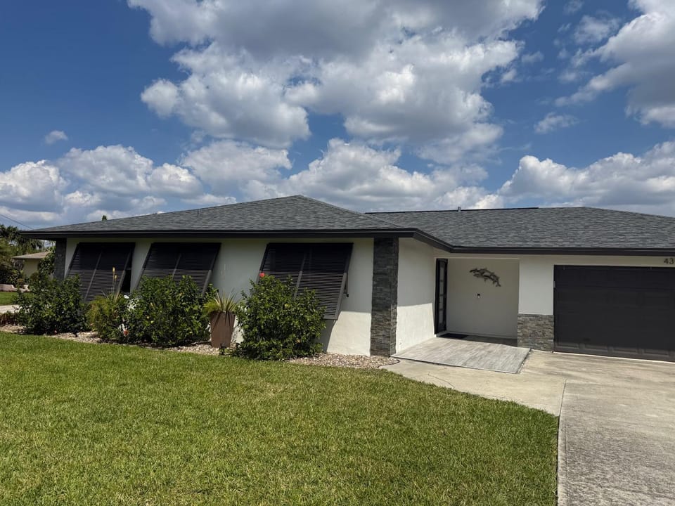 Soak up the Sun - Saltwater pool, spacious fenced-in backyard, home House in Cape Coral