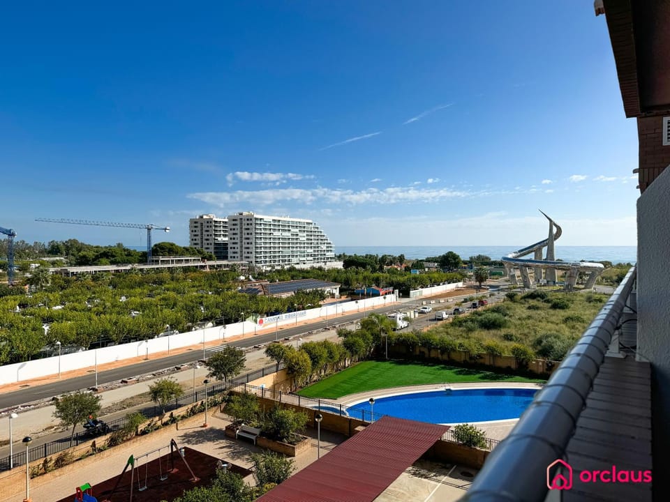 Pool view, Sea view