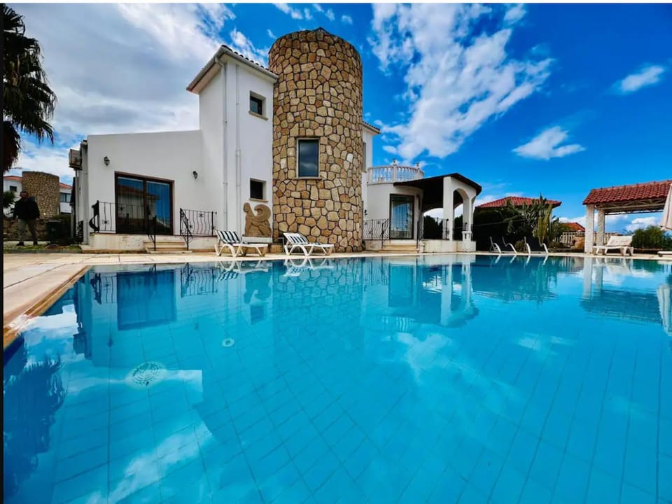 Property building, Day, Pool view, Swimming pool, sunbed