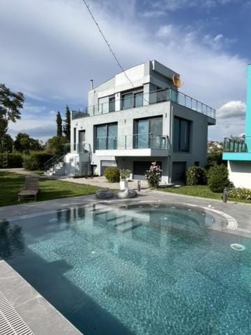 Swimming pool