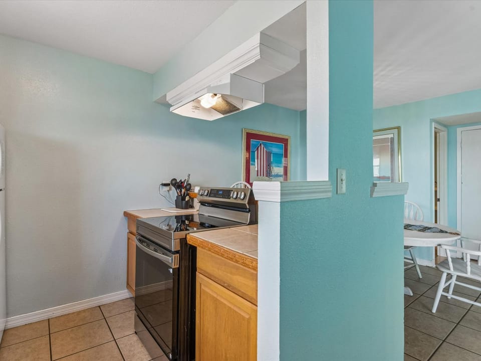 Kitchen or kitchenette, Seating area, Dining area, stove
