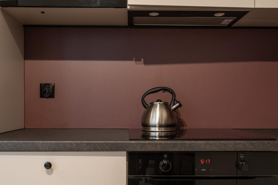 Coffee/tea facilities, Kitchen or kitchenette, stove