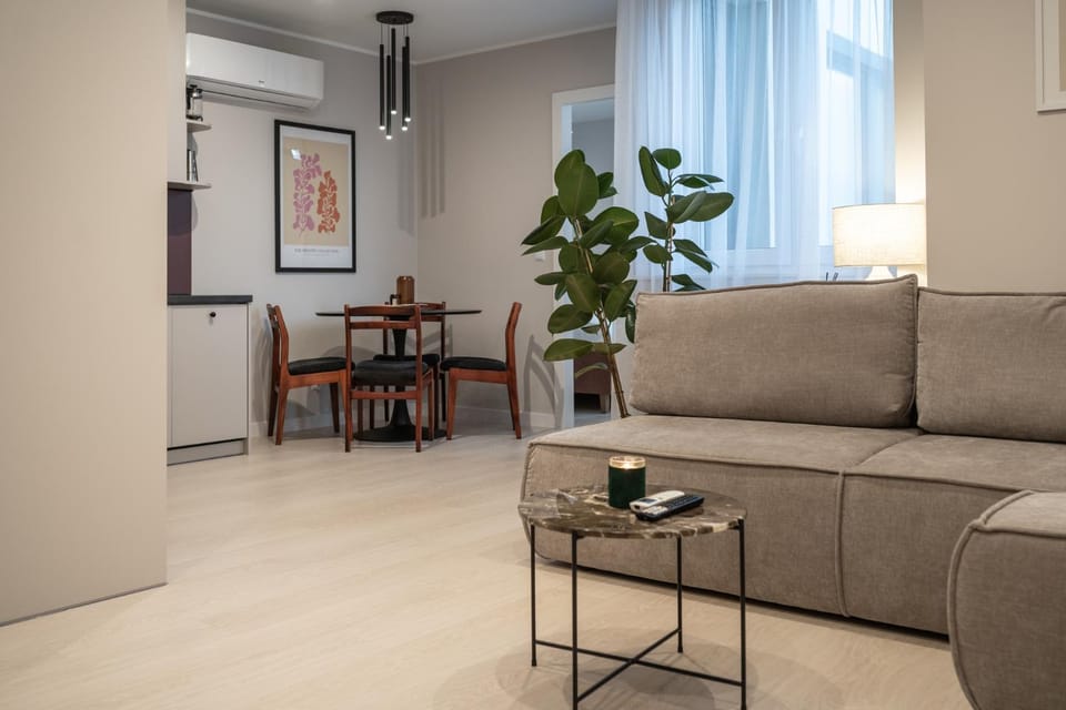 Kitchen or kitchenette, Living room, Seating area, Dining area