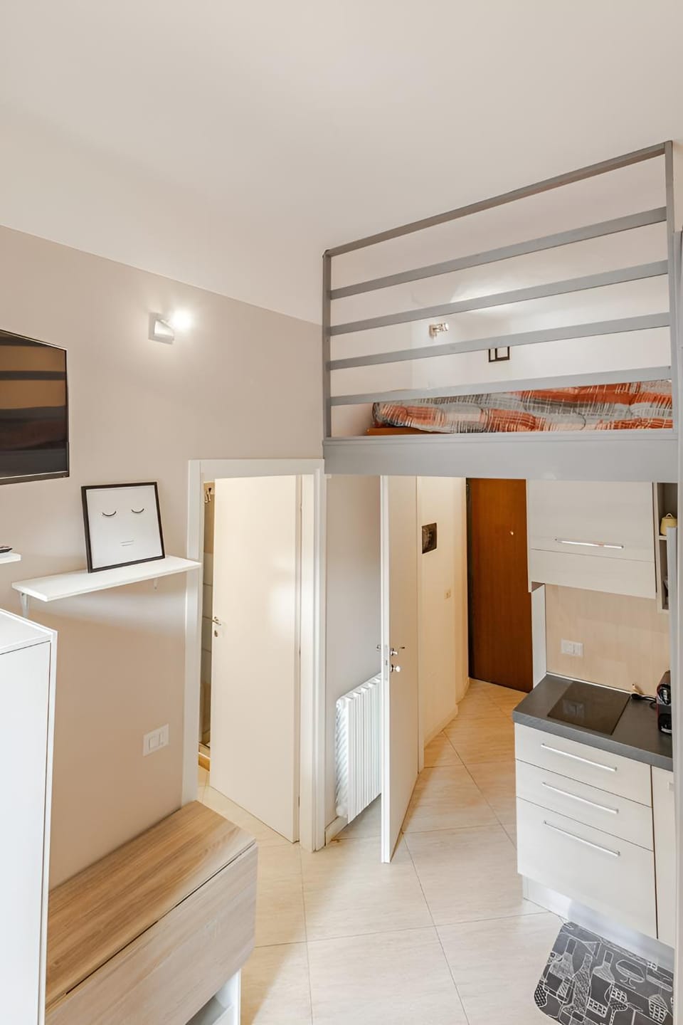 Kitchen or kitchenette, Photo of the whole room, oven