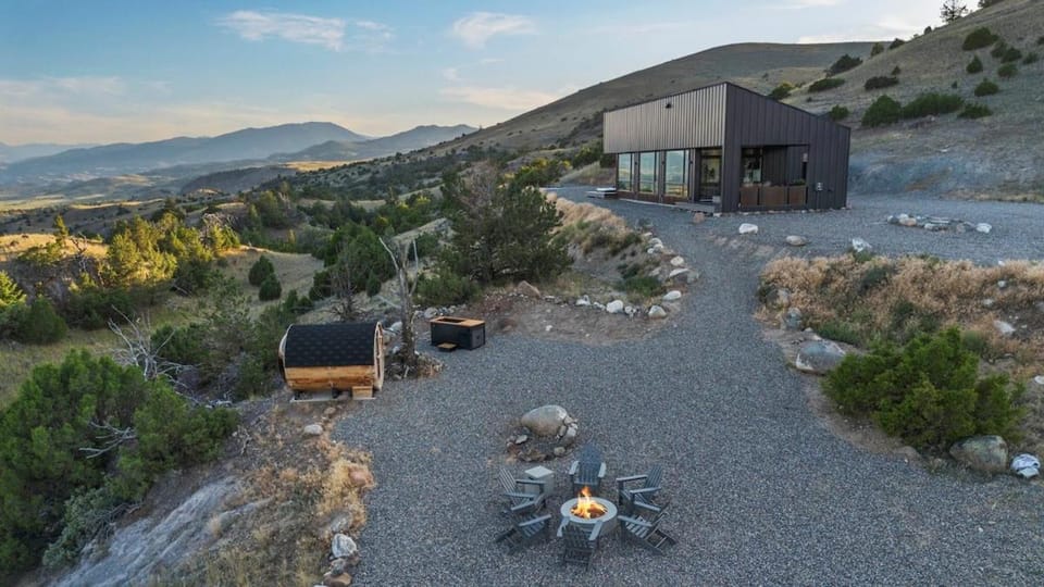 Eagles Wings, Condé Nast Luxe Yellowstone Retreat House in Emigrant