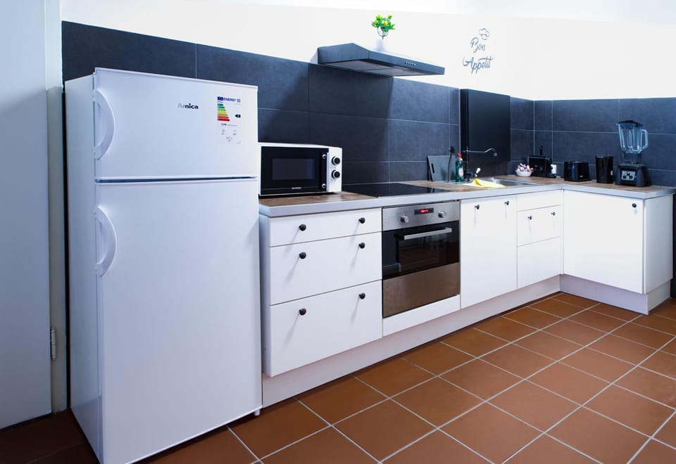 Coffee/tea facilities, Kitchen or kitchenette, dishwasher, oven, stove, toaster
