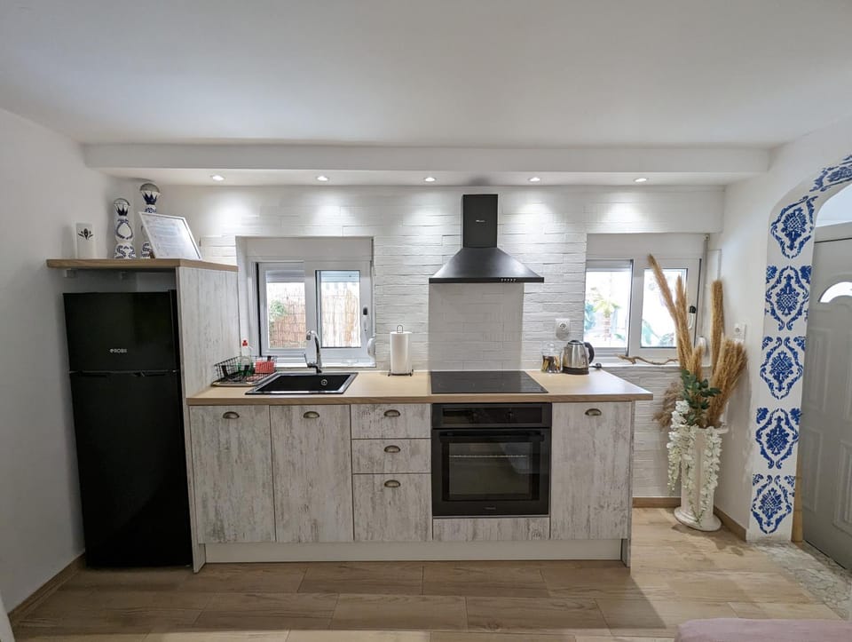 Kitchen or kitchenette, oven, pet friendly, stove