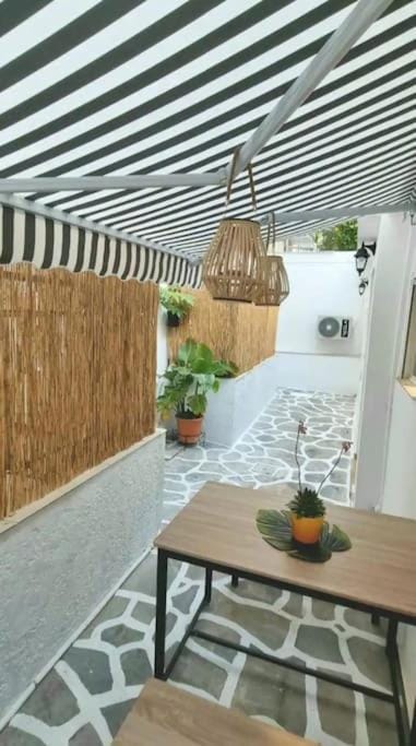 Patio, Day, Dining area