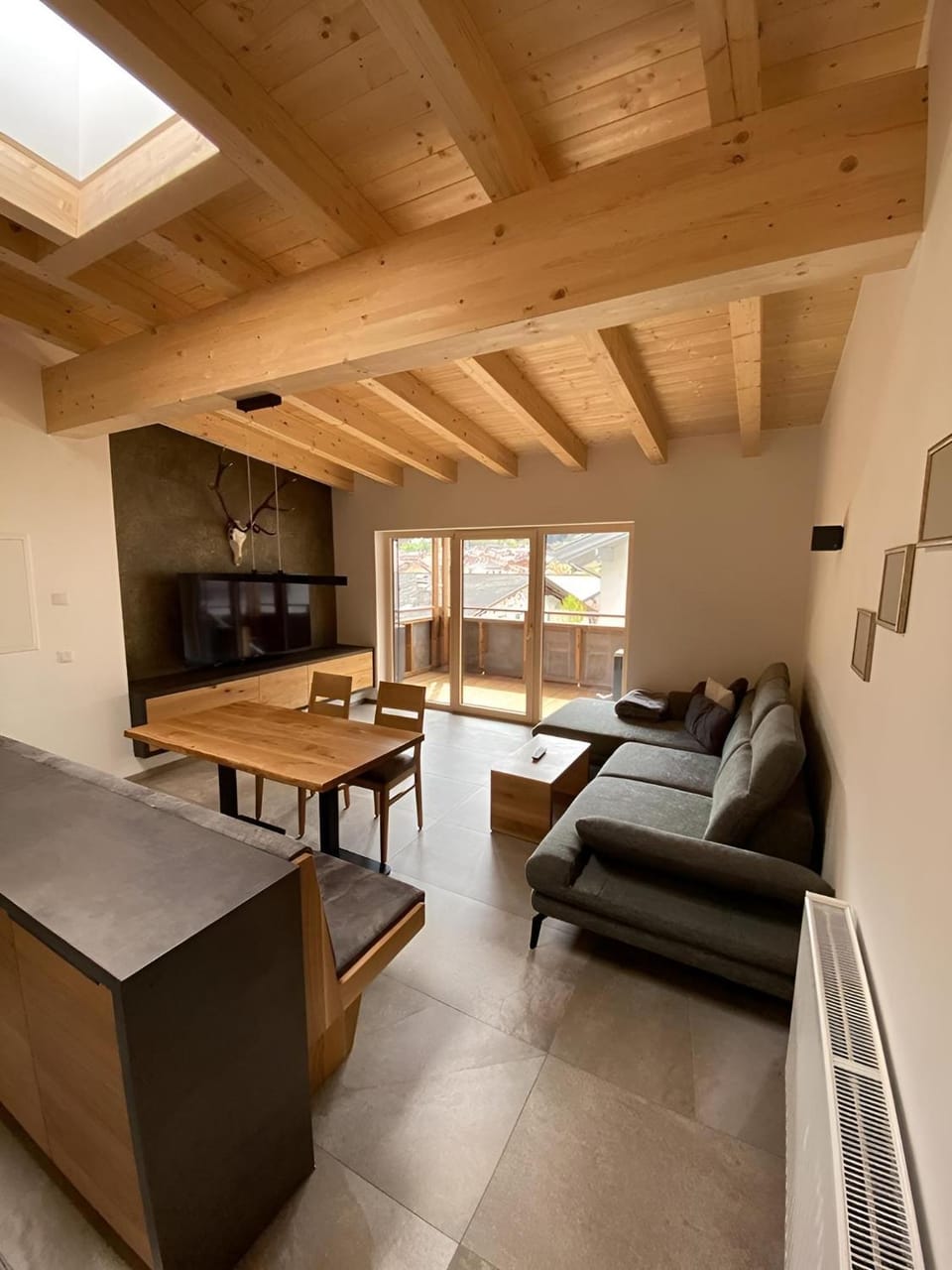 TV and multimedia, Seating area, Dining area