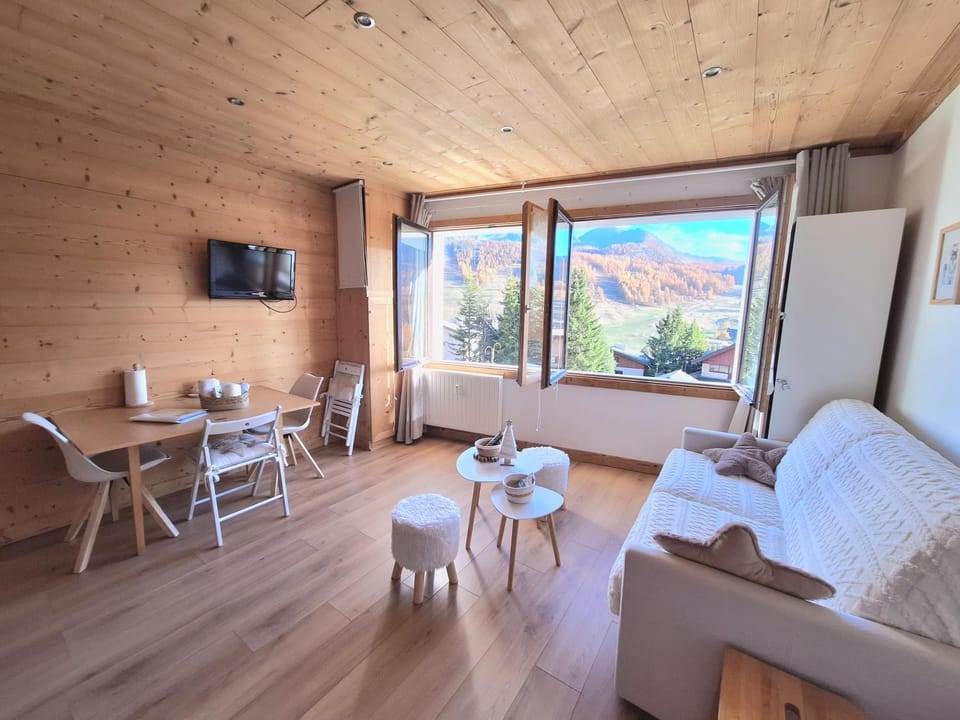 Natural landscape, Living room, Seating area, Dining area, Mountain view