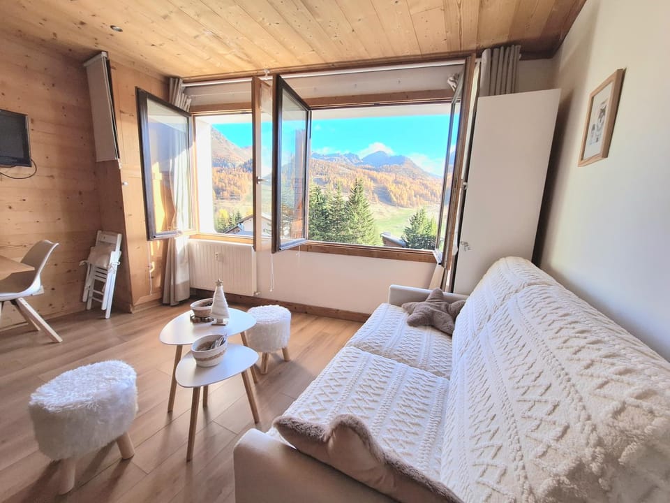 Living room, Mountain view