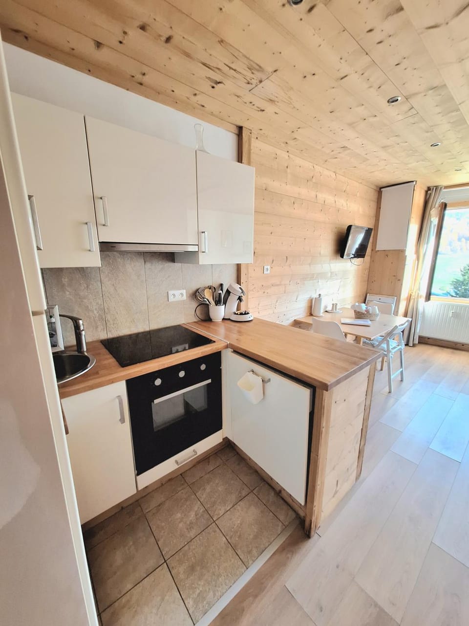 Coffee/tea facilities, Kitchen or kitchenette, Dining area, dishwasher, oven, toaster