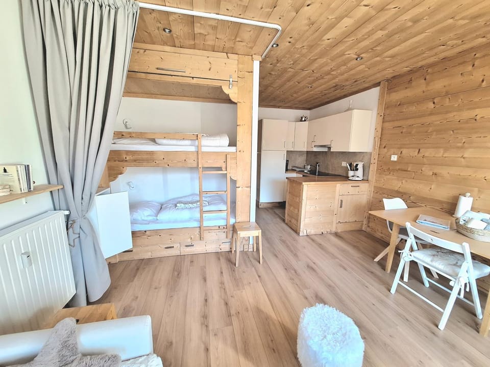 Kitchen or kitchenette, Dining area, Bedroom