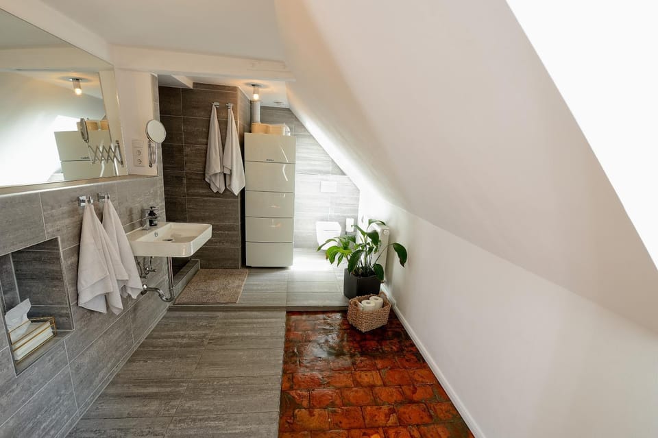 Toilet, Bathroom, towels