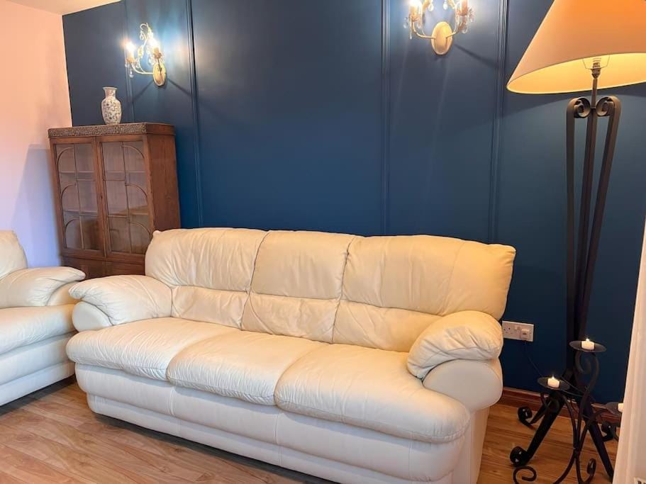 LILY'S LODGE - Beautiful Central Buncrana Home House in County Donegal