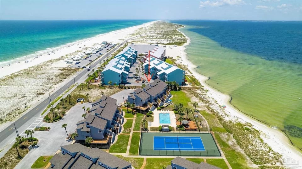 Property building, Bird's eye view, Beach, Tennis court, Sea view, Swimming pool, Parking