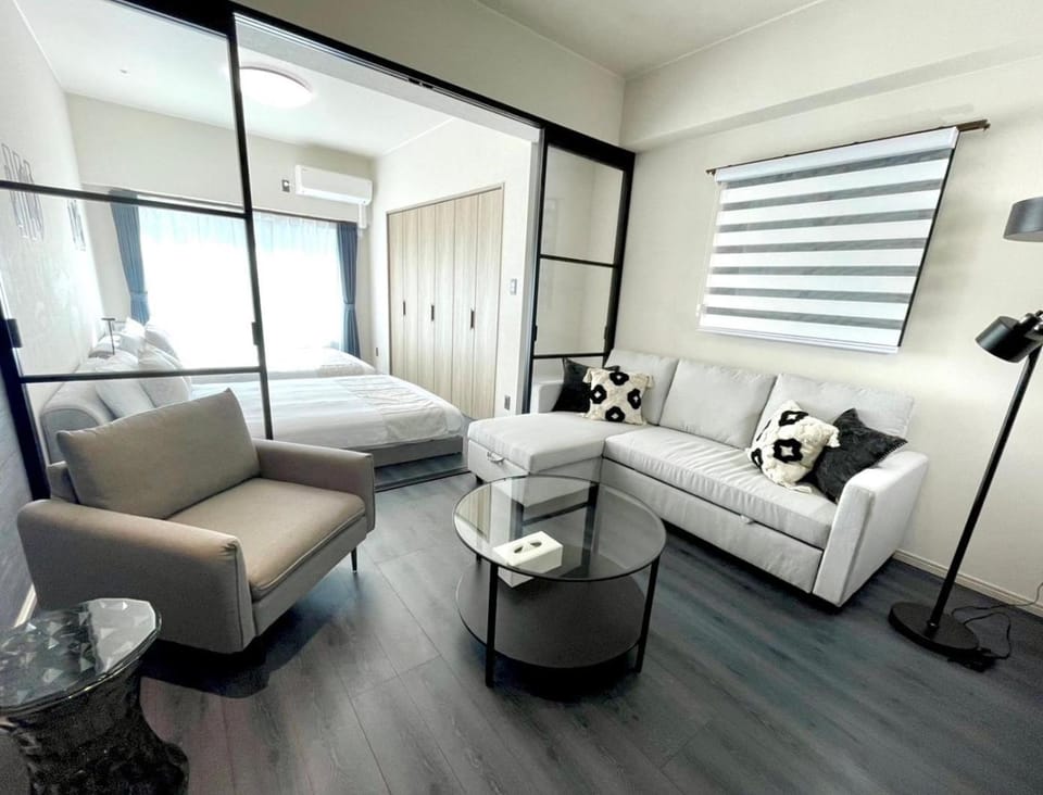 Bed, Living room, Seating area, air conditioner