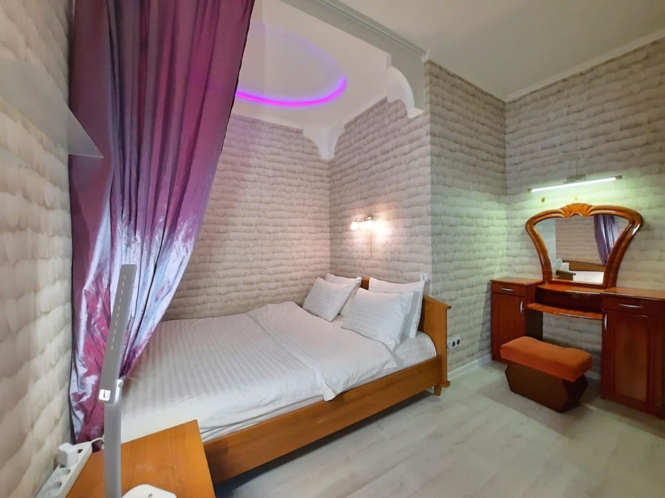 Bed, Living room, Photo of the whole room, Seating area, Bedroom