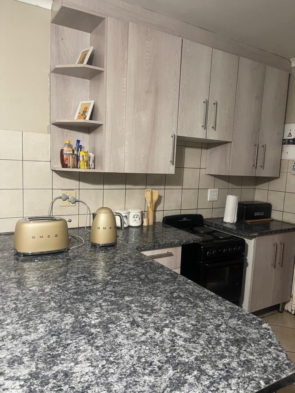 Coffee/tea facilities, Kitchen or kitchenette, stove, toaster