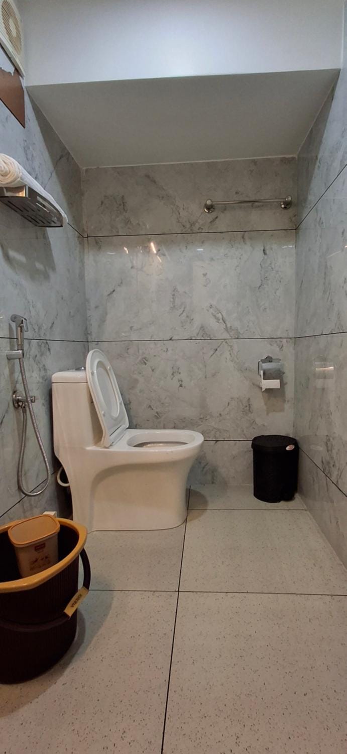 Bathroom, Internal: Not applicable to any particular room