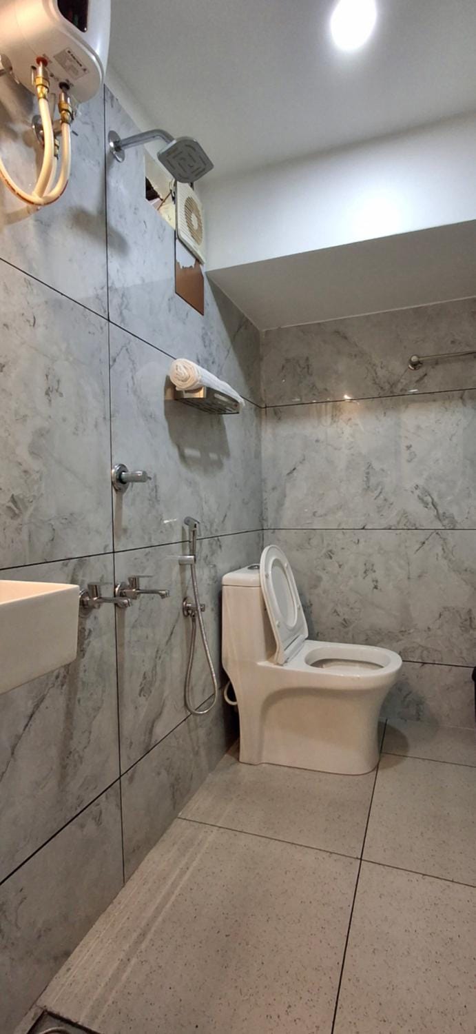 Shower, Toilet, Hot Tub, Bathroom, heating, towels, Internal: Not applicable to any particular room