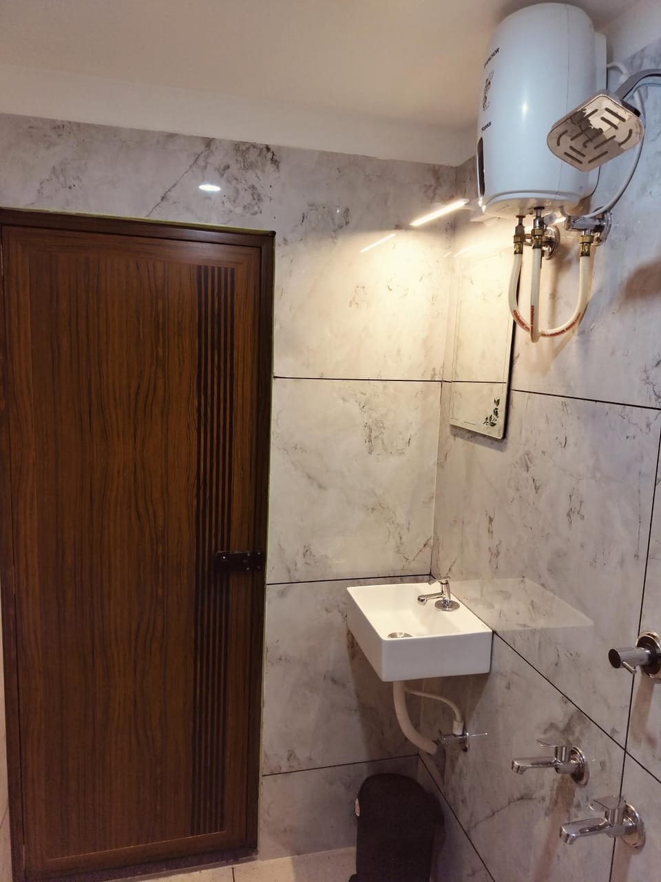 Shower, Toilet, Bathroom, Internal: Not applicable to any particular room
