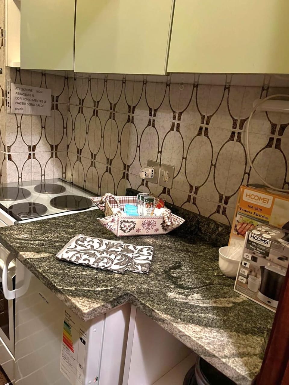 Kitchen or kitchenette, minibar, stove