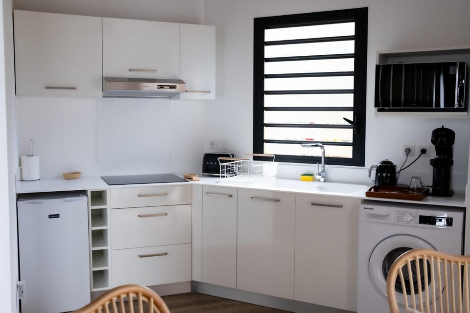 Coffee/tea facilities, Kitchen or kitchenette, Dining area, dishwasher, oven, stove, toaster