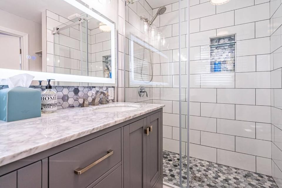 Fully stocked and spacious 2 Master Bdms, 2 min to medical district, LOCATION, COMFORT, LUXURY House in Huntsville