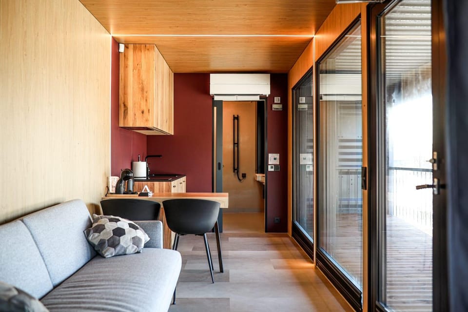 Kitchen or kitchenette, Living room, Seating area, Dining area