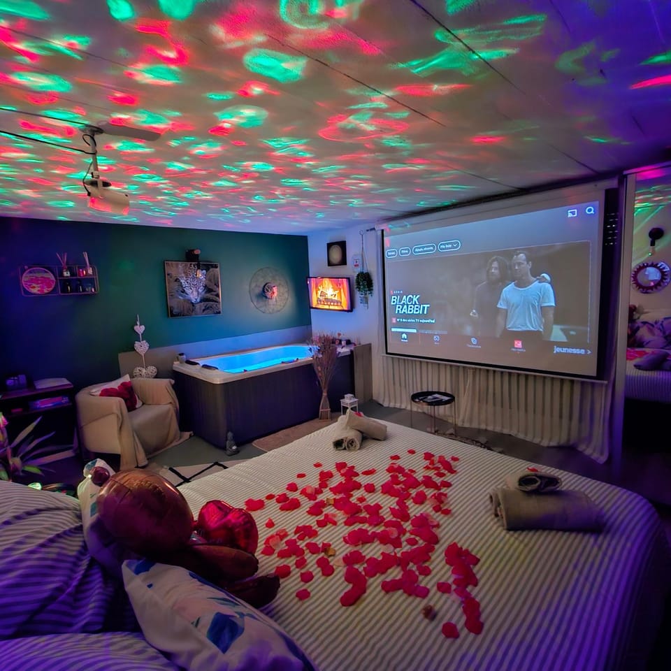 App jacuzzi & piscine privée - loveroom - Suite Emeraude Apartment in French Riviera