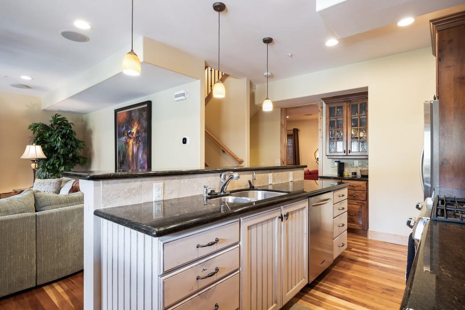 Spacious Retreat, Sleeps 7, Minutes to Skiing, Private Hot Tub, Scenic Views, Ultimate Relaxation! Resort in Summit Park