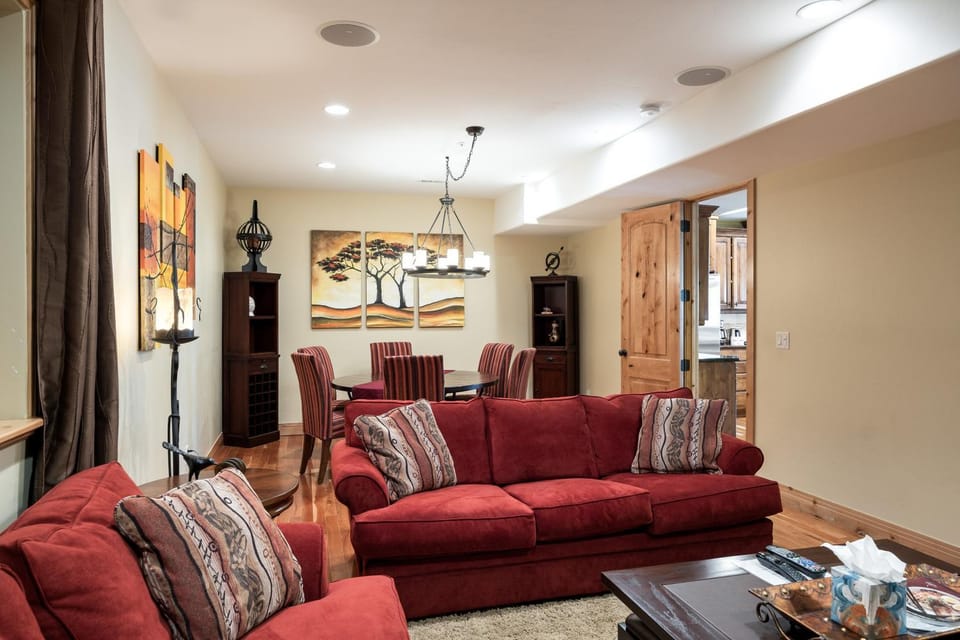 Spacious Retreat, Sleeps 7, Minutes to Skiing, Private Hot Tub, Scenic Views, Ultimate Relaxation! Resort in Summit Park