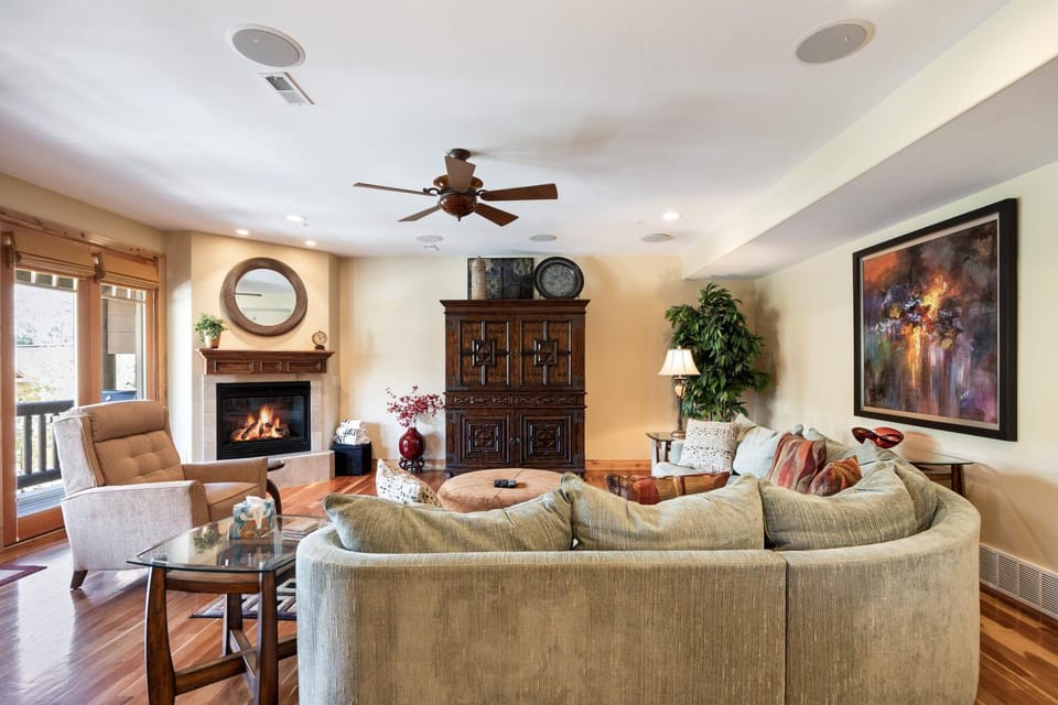 Spacious Retreat, Sleeps 7, Minutes to Skiing, Private Hot Tub, Scenic Views, Ultimate Relaxation! Resort in Summit Park