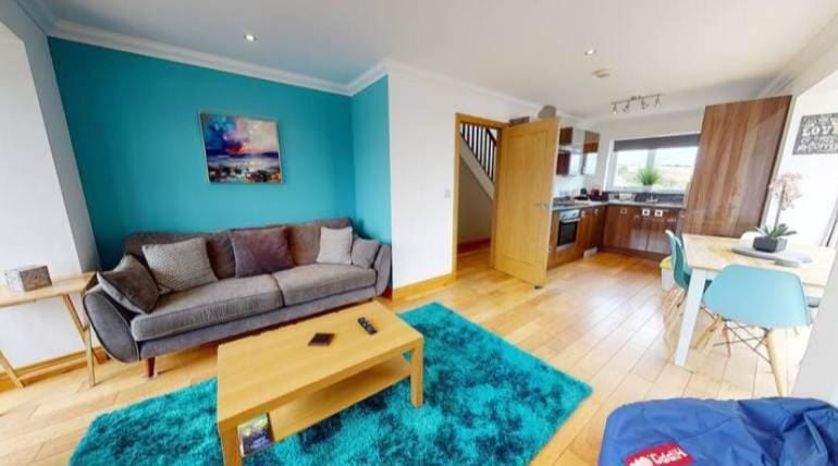 The Crescent - Cosy Town House - Sleeps 8 House in Wales