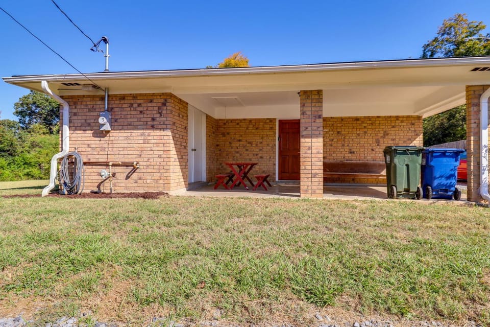 Yard & Patio! Quiet Home, 2 Mi to Dtwn Natchez House in Natchez