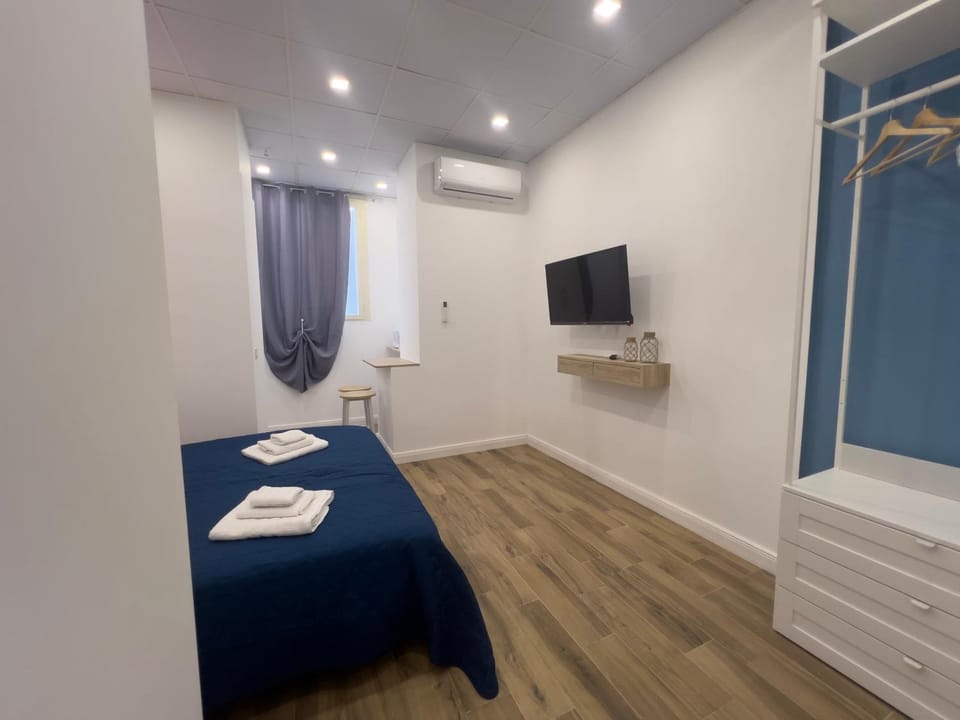 TV and multimedia, Photo of the whole room, air conditioner