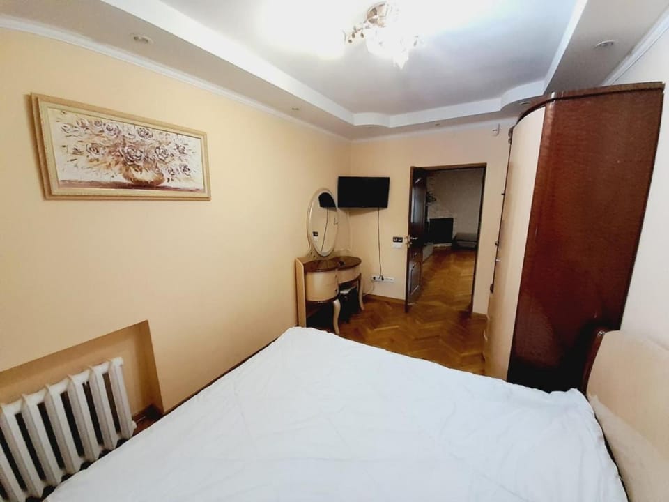 Bed, TV and multimedia, Bedroom