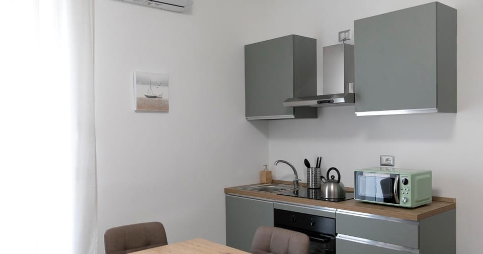 Kitchen or kitchenette, Dining area, air conditioner