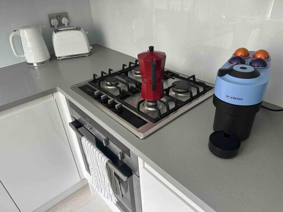 Coffee/tea facilities, Kitchen or kitchenette, stove, toaster