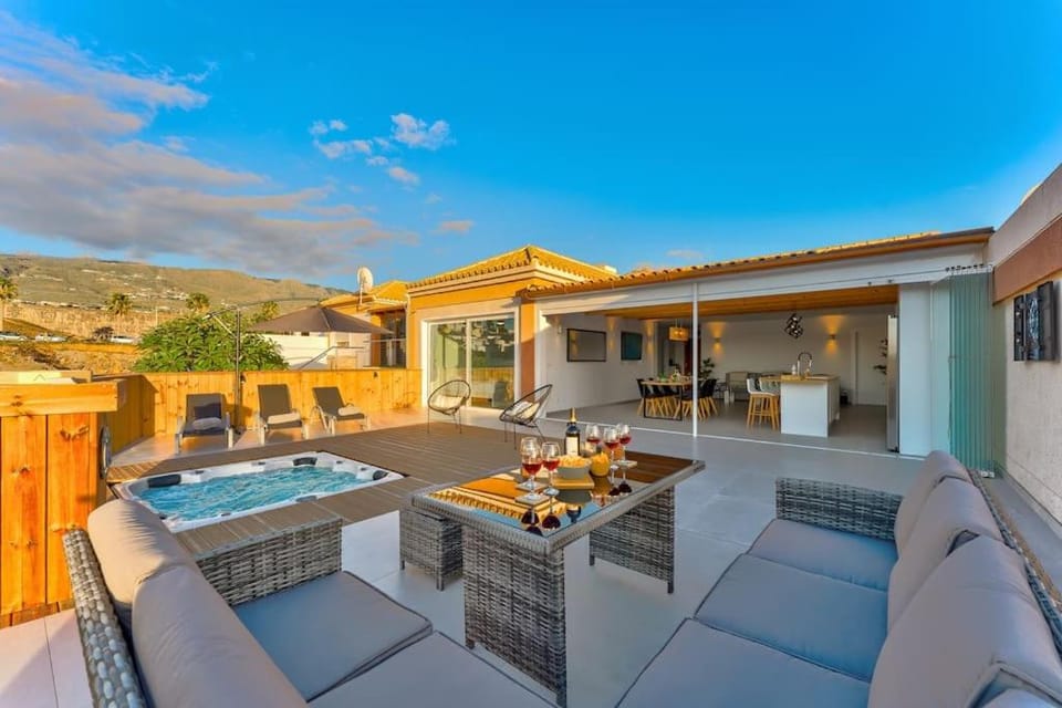 Patio, Dining area, Mountain view, sunbed