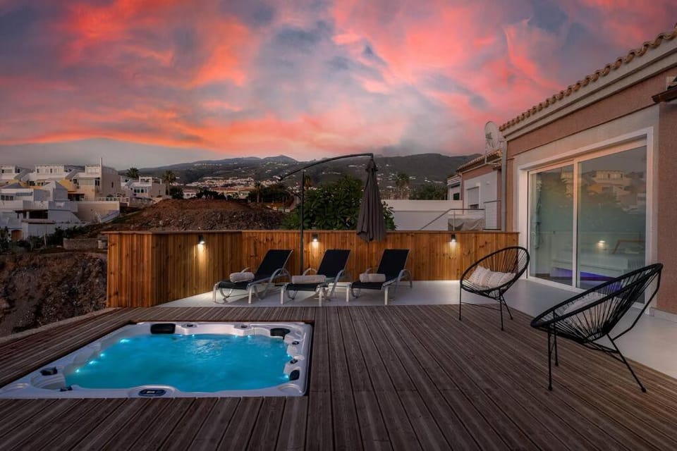 Hot Tub, Balcony/Terrace, Mountain view, Sunset, sunbed
