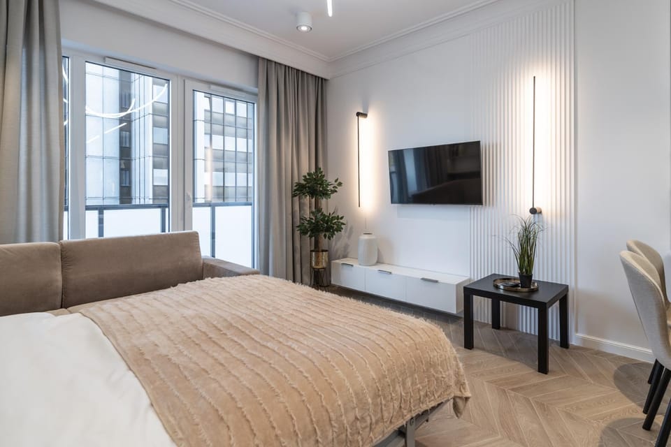 Bed, TV and multimedia, Living room, Photo of the whole room, Seating area, Bedroom