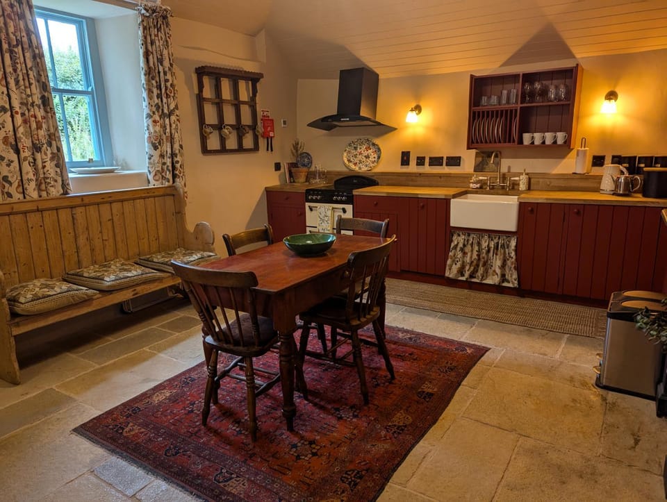 Kitchen or kitchenette, Seating area, Dining area, stove